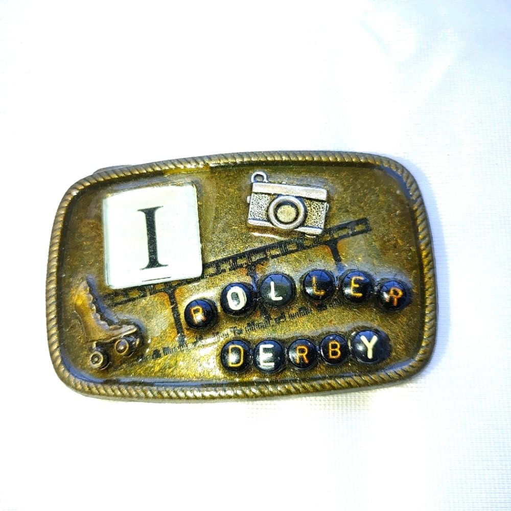 Roller derby photographer belt buckle
